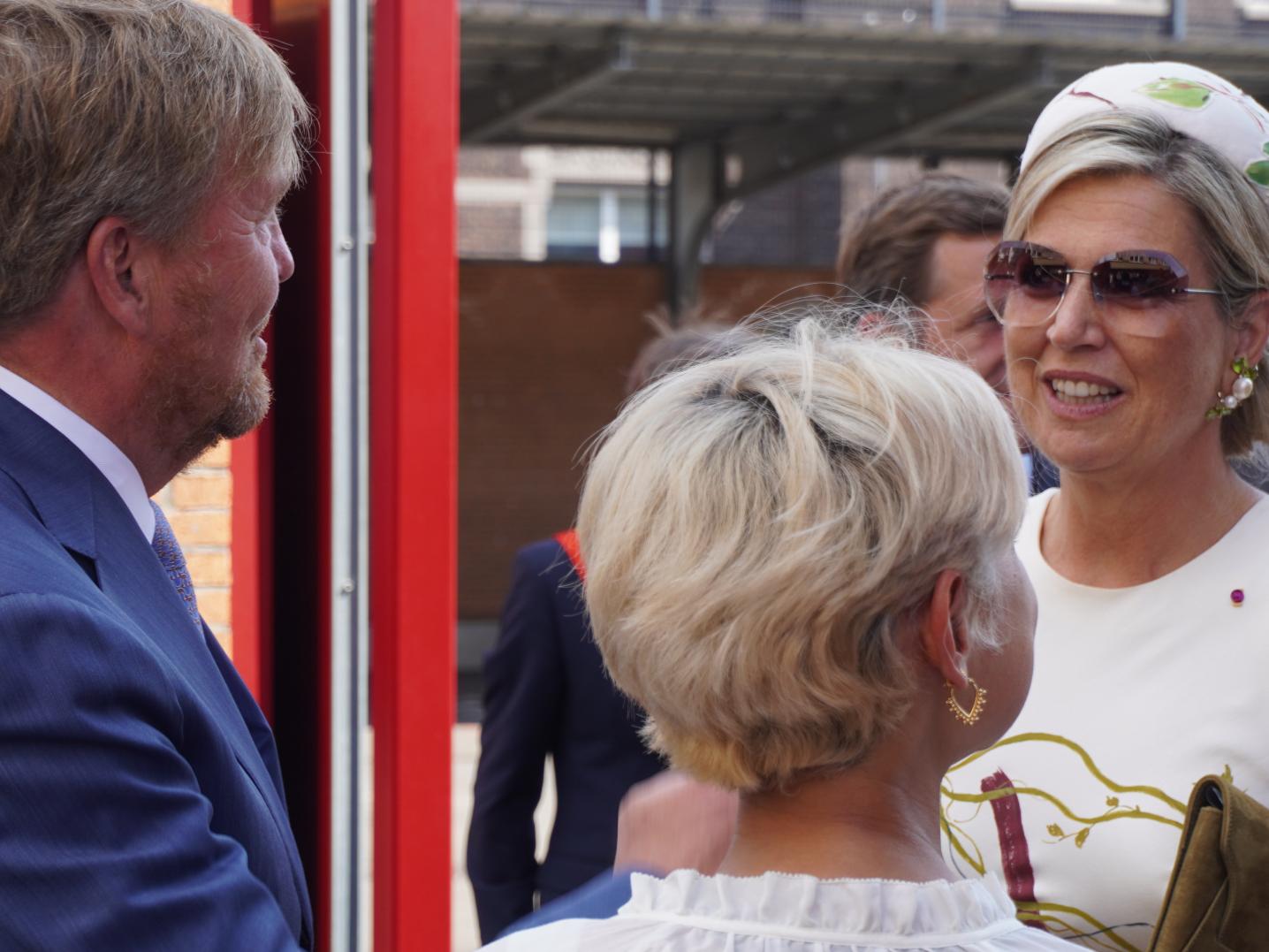 Dido Drachman seen on the back with King Willem-Alexander to her left and Queen Máxima to her right. 