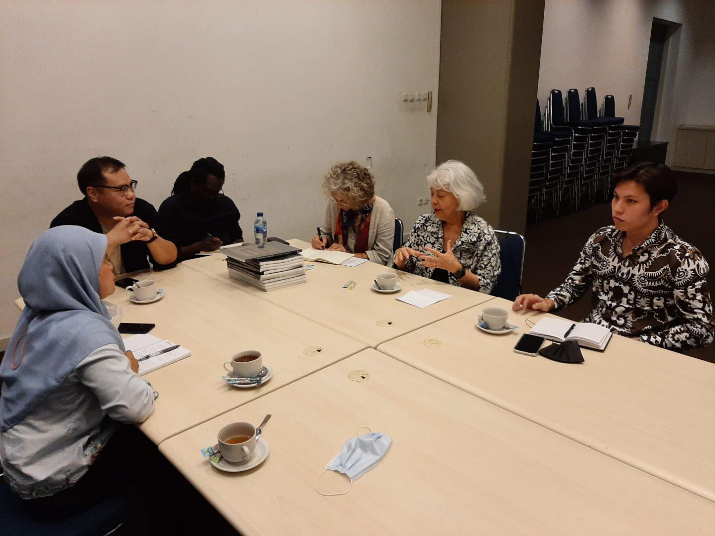 A table in a meeting room with representatives from the Dutch Colonial Collection Committee, Dutch museum professionals and Indonesian museum professionals